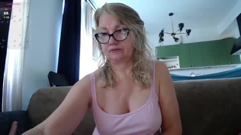 Snapshot of blond_woman chatting on 8, 2, 2025 Karina online show from 8, 2, 2025