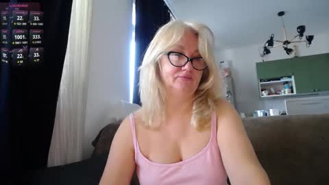 Snapshot of blond_woman chatting on 7, 3, 2025 Karina online show from 7, 3, 2025