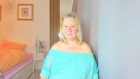 Snapshot of blonde_angel20 chatting on 18, 12, 2024 Nicole online show from 18, 12, 2024