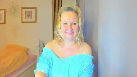 Snapshot of blonde_angel20 chatting on 29, 12, 2024 Nicole online show from 29, 12, 2024