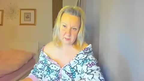Snapshot of blonde_angel20 chatting on 5, 1, 2025 Nicole online show from 5, 1, 2025