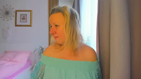 Snapshot of blonde_angel20 chatting on 6, 1, 2025 Nicole online show from 6, 1, 2025