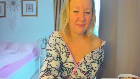 Snapshot of blonde_angel20 chatting on 11, 1, 2025 Nicole online show from 11, 1, 2025