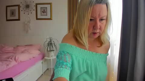 Snapshot of blonde_angel20 chatting on 18, 12, 2025 Nicole online show from 18, 12, 2025