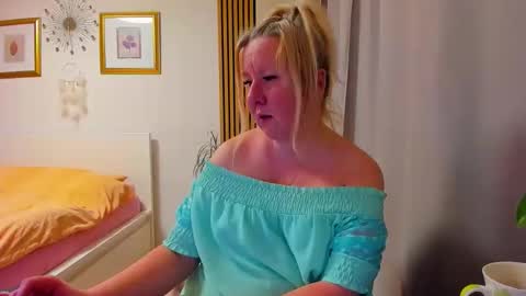 Snapshot of blonde_angel20 chatting on 20, 2, 2026 Nicole online show from 20, 2, 2026