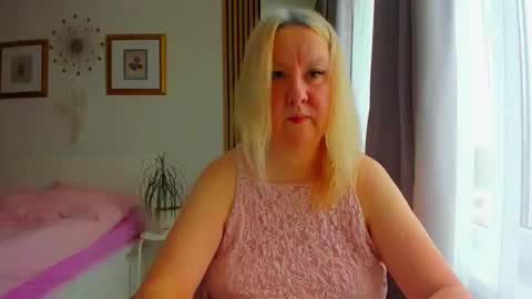 Snapshot of blonde_angel20 chatting on 18, 3, 2026 Nicole online show from 18, 3, 2026