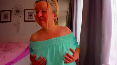 Snapshot of blonde_angel20 chatting on 29, 3, 2026 Nicole online show from 29, 3, 2026