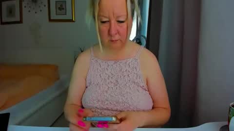 Snapshot of blonde_angel20 chatting on 12, 4, 2026 Nicole online show from 12, 4, 2026