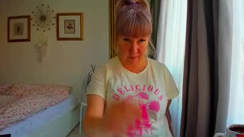 Snapshot of blonde_angel20 chatting on 15, 4, 2026 Nicole online show from 15, 4, 2026