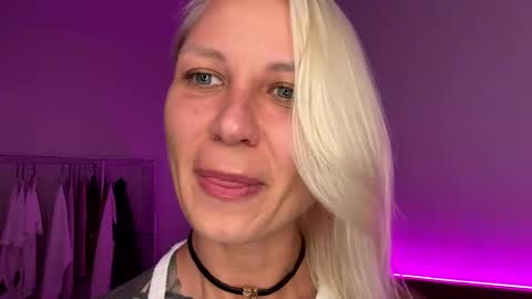 blonde_fuck_couple online show from 10, 4, 2026