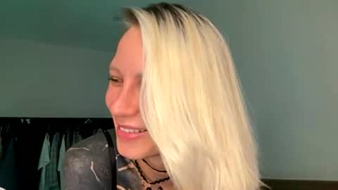 Snapshot of blonde_fuck_couple chatting on 19, 6, 2026 blonde_fuck_couple online show from 19, 6, 2026