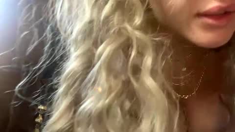 Snapshot of blonde_lover401832 chatting on 29, 10, 2025 blonde_lover401832 online show from 29, 10, 2025