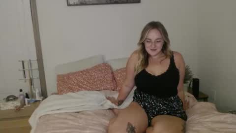 Snapshot of blondeandbent chatting on 16, 10, 2025 Your Big Titty Baby online show from 16, 10, 2025
