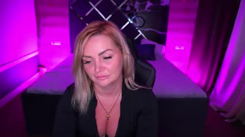 Snapshot of blondeviva chatting on 30, 9, 2025 Blonde online show from 30, 9, 2025