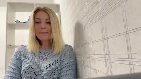 Snapshot of blondie_xoxoxo chatting on 22, 9, 2025 blondie_xoxoxo online show from 22, 9, 2025