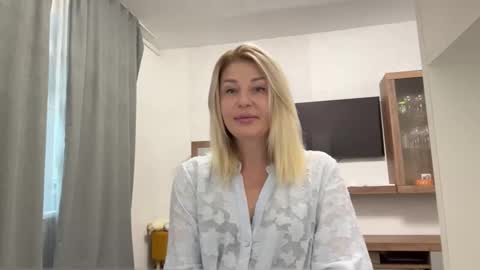 Snapshot of blondie_xoxoxo chatting on 1, 10, 2025 blondie_xoxoxo online show from 1, 10, 2025