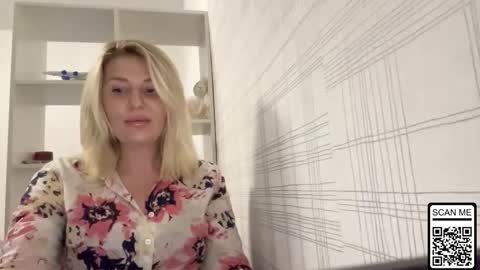 Snapshot of blondie_xoxoxo chatting on 25, 10, 2025 blondie_xoxoxo online show from 25, 10, 2025