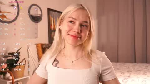 Snapshot of blue_bow chatting on 20, 11, 2025 Adeline online show from 20, 11, 2025