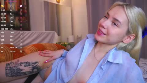 Snapshot of blue_bow chatting on 30, 11, 2025 Adeline online show from 30, 11, 2025