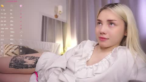 Snapshot of blue_bow chatting on 15, 1, 2026 Adeline online show from 15, 1, 2026