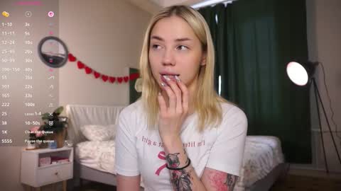 Snapshot of blue_bow chatting on 7, 3, 2026 Adeline online show from 7, 3, 2026