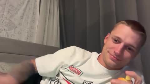 Snapshot of blue_eyed_beau chatting on 18, 4, 2026 Beau online show from 18, 4, 2026