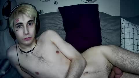 Snapshot of blue_w0rld chatting on 8, 4, 2026 SONNYVAN online show from 8, 4, 2026