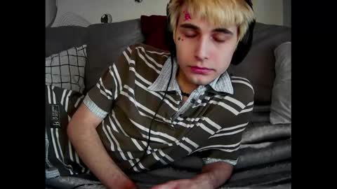 Snapshot of blue_w0rld chatting on 15, 4, 2026 SONNYVAN online show from 15, 4, 2026