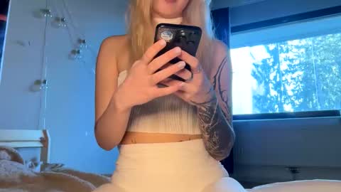 Snapshot of blushandburn chatting on 6, 3, 2026 Delle online show from 6, 3, 2026