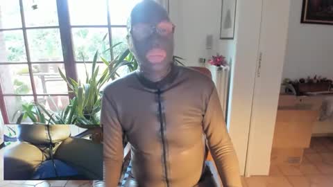 Snapshot of bob2658 chatting on 20, 10, 2025 SlaveRobert online show from 20, 10, 2025