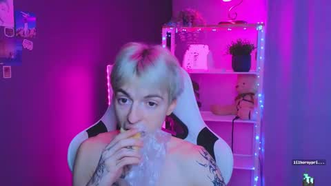 Snapshot of boicute chatting on 5, 3, 2025 ALEXPVT IS OPEN online show from 5, 3, 2025