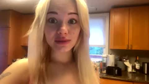 Snapshot of britneycherry08 chatting on 22, 5, 2026 britneycherry08 online show from 22, 5, 2026