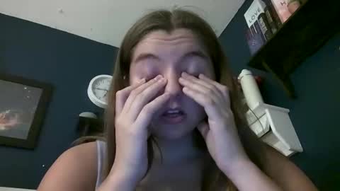 Snapshot of brunettebaby040 chatting on 14, 9, 2025 brunettebaby040 online show from 14, 9, 2025