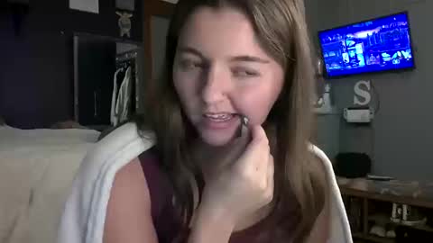 Snapshot of brunettebaby040 chatting on 14, 10, 2025 brunettebaby040 online show from 14, 10, 2025