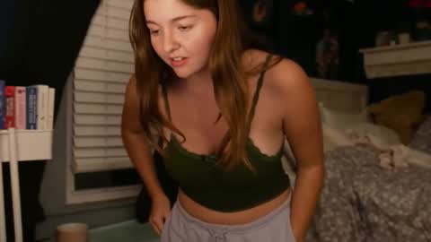 Snapshot of brunettebaby040 chatting on 16, 10, 2025 brunettebaby040 online show from 16, 10, 2025