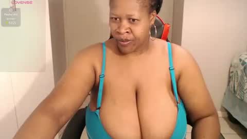 Snapshot of bustylisa85 chatting on 15, 12, 2024 lisa online show from 15, 12, 2024