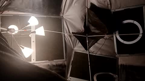 Snapshot of calisguitar chatting on 22, 11, 2025 Calisguitar online show from 22, 11, 2025