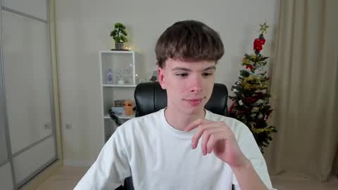 Snapshot of calvin_loves_you chatting on 18, 12, 2024 Hey I am Calvin  online show from 18, 12, 2024