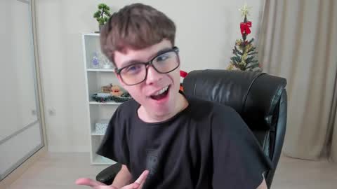 Snapshot of calvin_loves_you chatting on 22, 12, 2024 Hey I am Calvin  online show from 22, 12, 2024