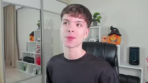 Snapshot of calvin_loves_you chatting on 4, 3, 2025 Hey I am Calvin  online show from 4, 3, 2025