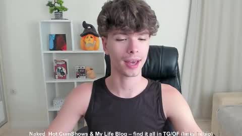Snapshot of calvin_loves_you chatting on 9, 9, 2025 Hey I am Calvin  online show from 9, 9, 2025