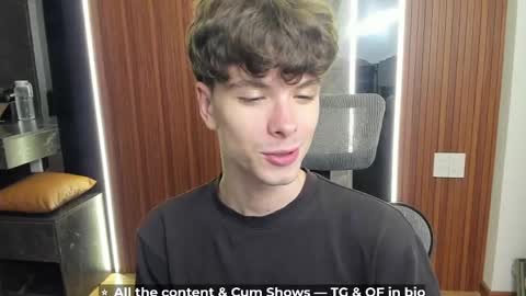 Snapshot of calvin_loves_you chatting on 18, 4, 2026 Hey I am Calvin online show from 18, 4, 2026