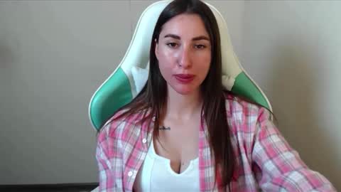 Snapshot of cammila_horn chatting on 11, 5, 2026 cammila horn online show from 11, 5, 2026