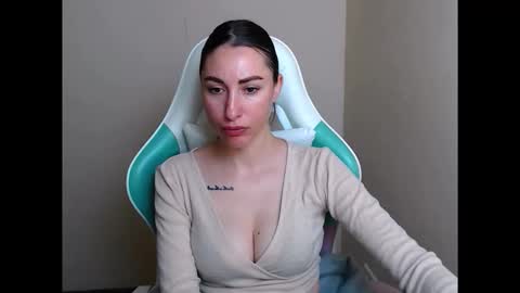 Snapshot of cammila_horn chatting on 18, 5, 2026 cammila horn online show from 18, 5, 2026