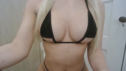 Snapshot of cantfitmybra chatting on 4, 11, 2025 your queen online show from 4, 11, 2025