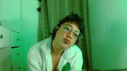 Snapshot of caraenaranja chatting on 11, 10, 2025 Amy online show from 11, 10, 2025