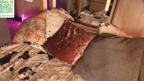 caressyourself online show from 13, 10, 2025