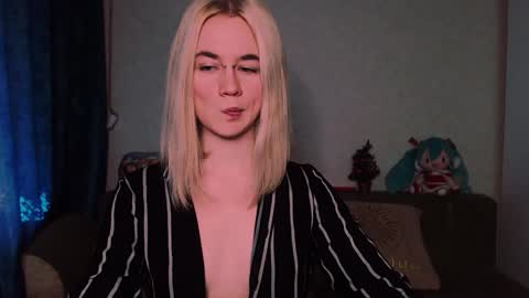 Snapshot of carinfox chatting on 1, 2, 2025 Carin online show from 1, 2, 2025