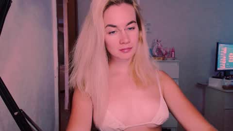 Snapshot of carinfox chatting on 10, 9, 2025 Carin online show from 10, 9, 2025