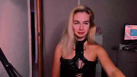 Snapshot of carinfox chatting on 16, 9, 2025 Carin online show from 16, 9, 2025